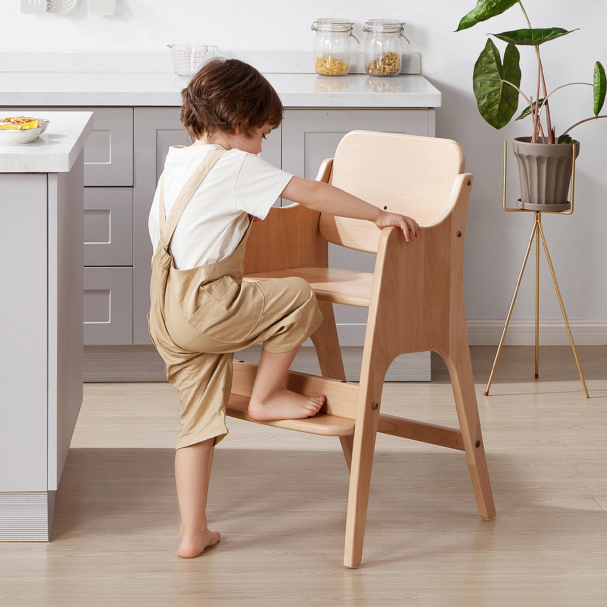 Byron High Chair V23 (with seat insert and harness)
