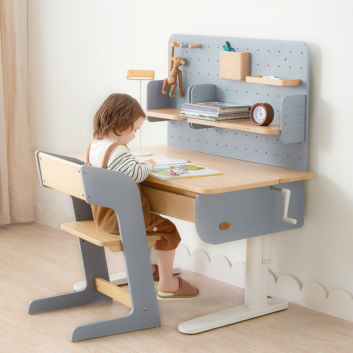 Boori Ergonomic Desk (118cm) with Pegboard Hutch Package
